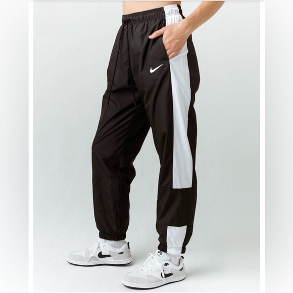 NWT NIKE Sportswear Repel Women's Lightweight Track Pants S - Picture 1 of 8